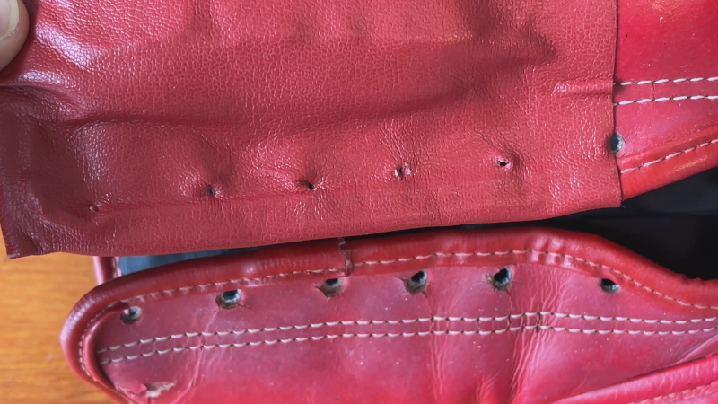 粘着付き合皮シートにゴム紐用の穴を開ける