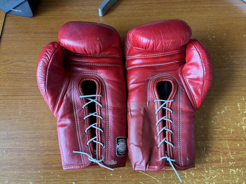 補修後のボクシンググローブ