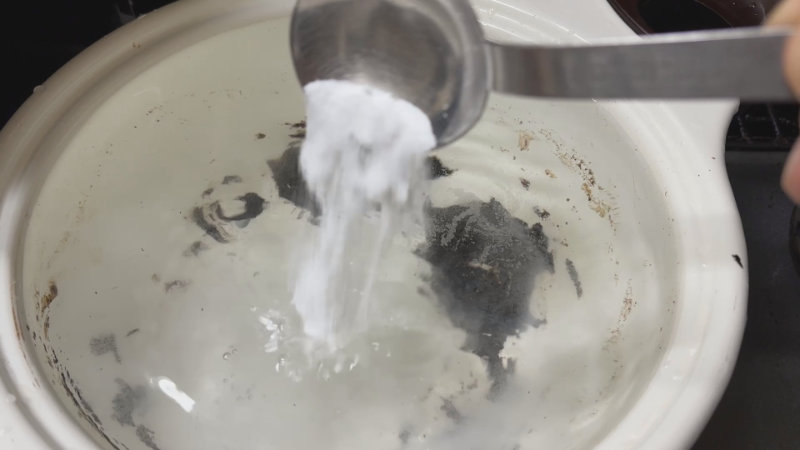 コゲた鍋に水と重曹を投入して加熱