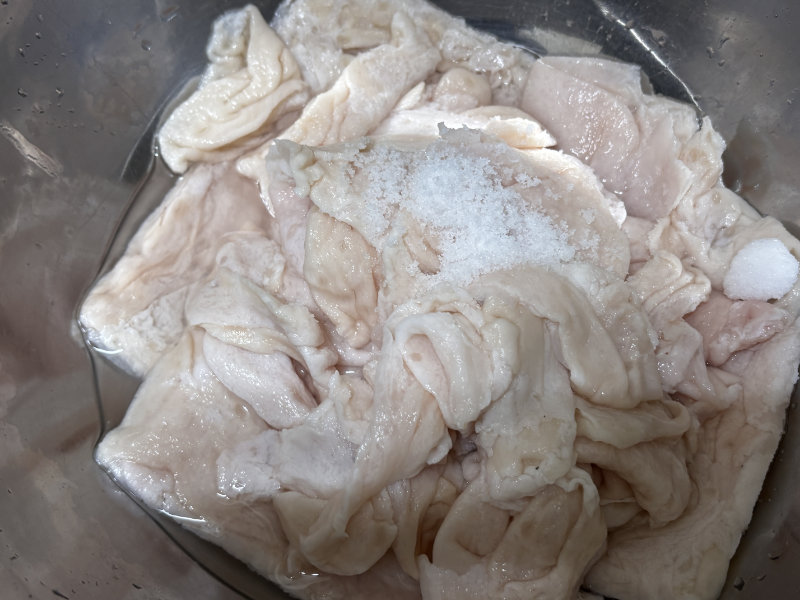 解凍した豚ホルモンを塩でもむ