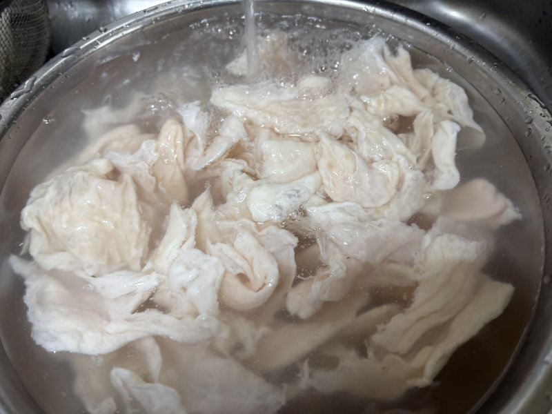 塩でもんだ豚ホルモンを流水でしっかり洗う