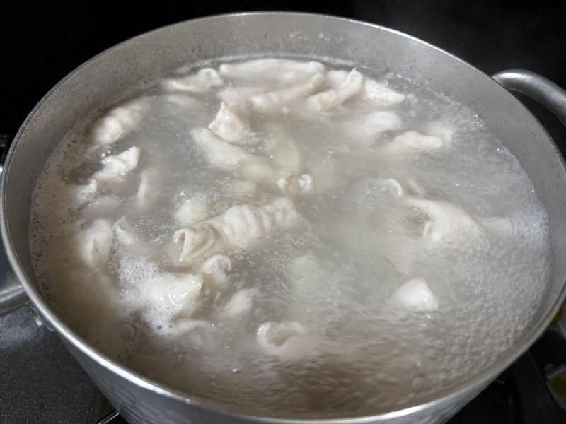 水洗いした豚ホルモンを投入し10分茹でる