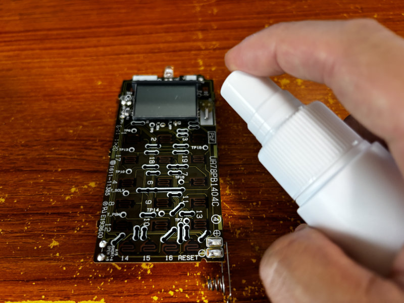 基盤全体に無水エタノールを吹きかける