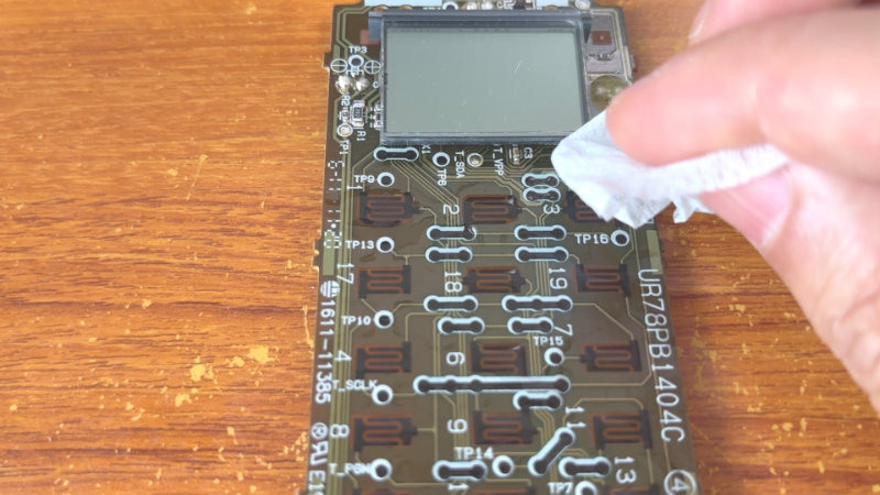 無水エタノールを吹きかけた基盤をキムワイプで拭く