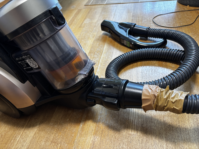 ガムテープでホースの付け根を修理した掃除機