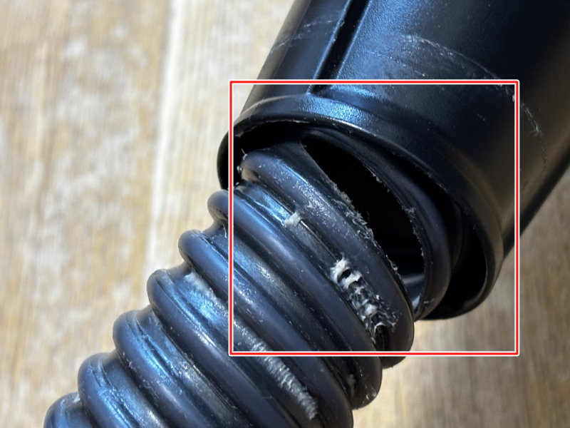 根本が裂けた掃除機のホース