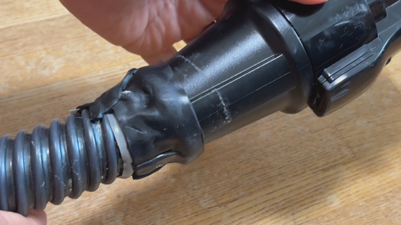 ビニールテープで裂け目を覆った上から黒テープを巻く